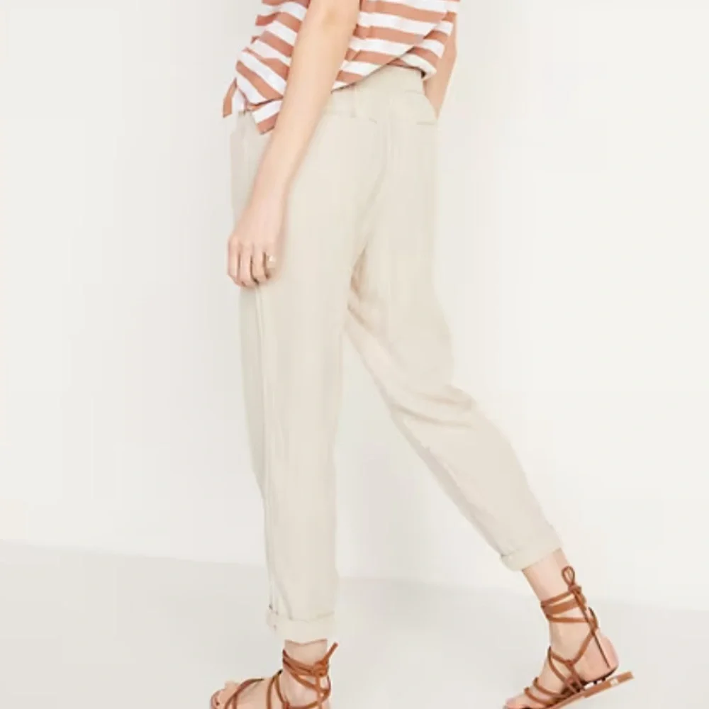 Old Navy High-Waisted Cropped Linen-Blend Pants - Picture 2 of 6